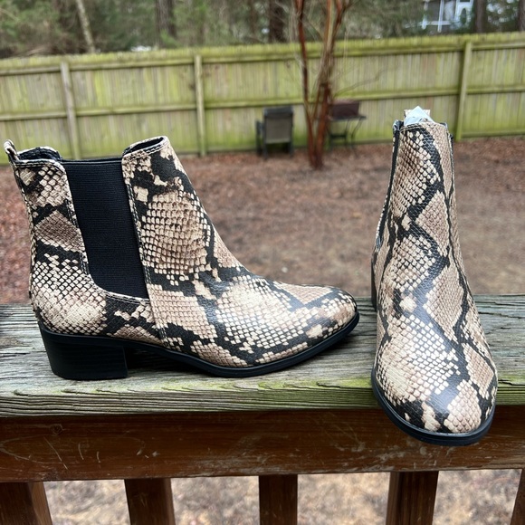 Qupid Shoes - Qupid Faux Snakeskin Slip On Boot Booties size 6.5